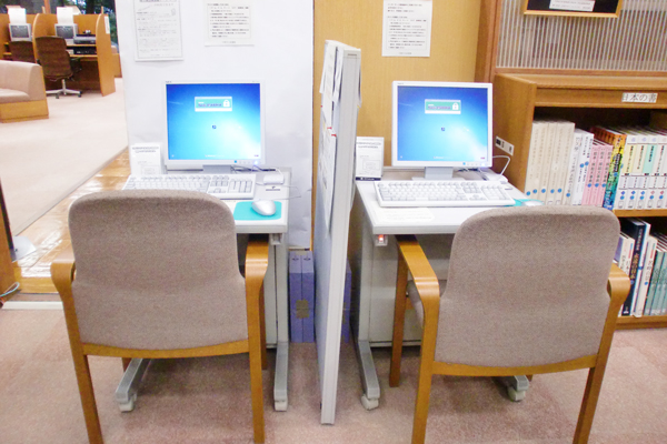 ネットサービスを利用できる館内専用パソコンの写真