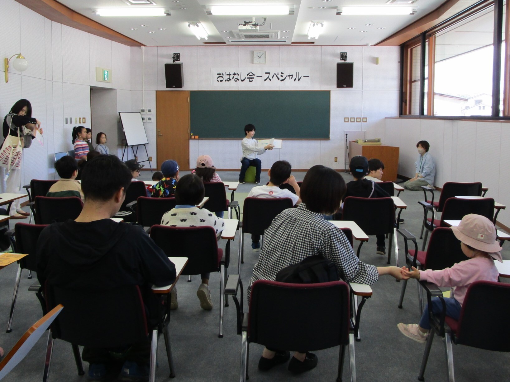 学生・一般によるおはなし会の写真2